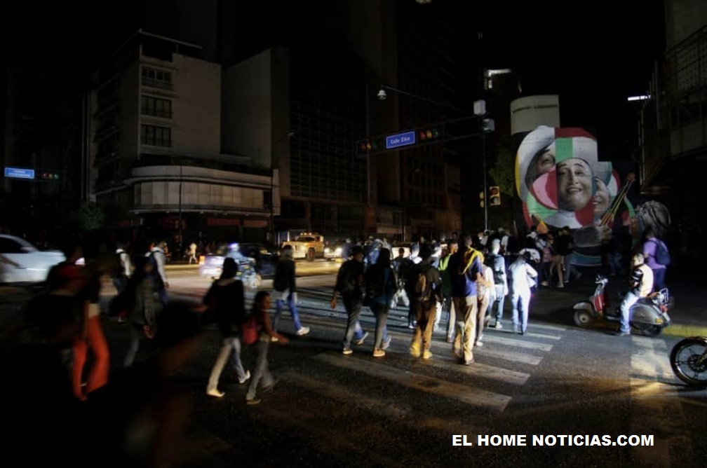 Mientras Nicolás Maduro culpa otros del apagón en Venezuela, el caos se